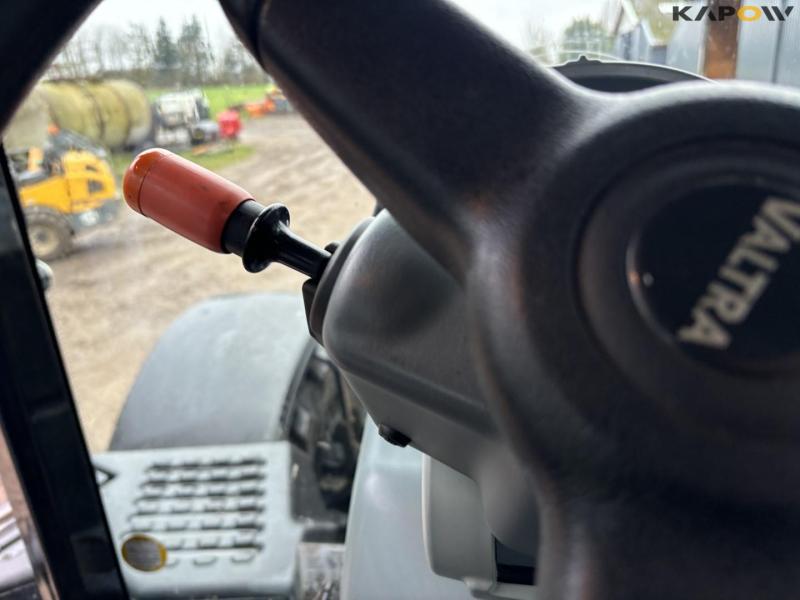 Valtra S394 tractor 79