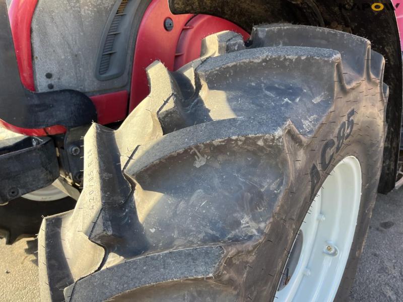Valtra N142 tractor with front loader 14