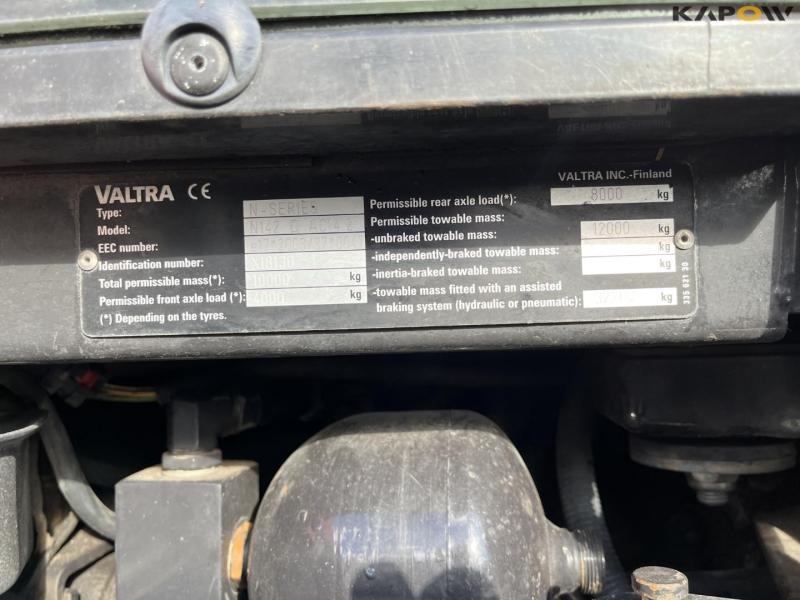 Valtra N142 tractor with front loader 28