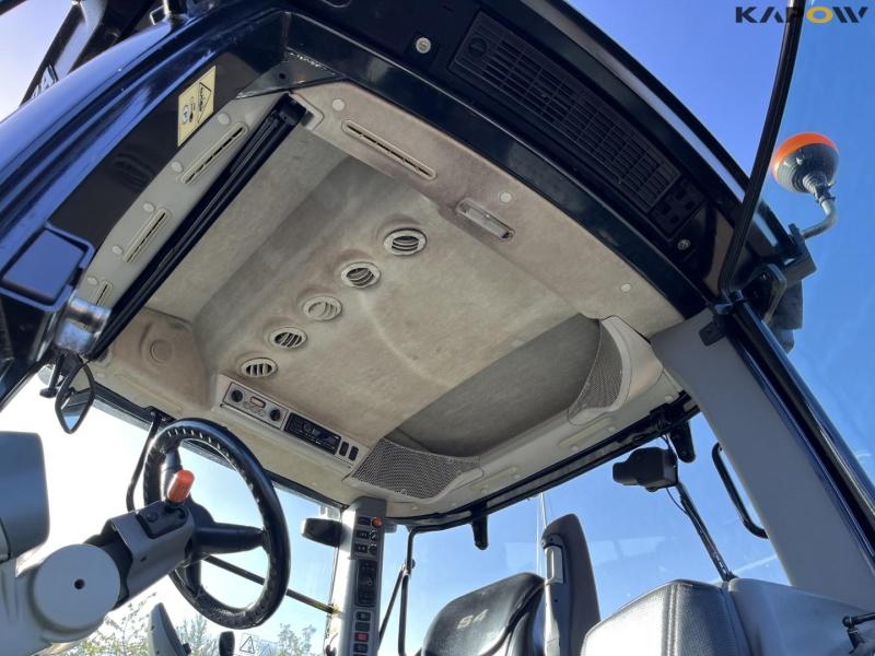 Valtra S374 tractor 39