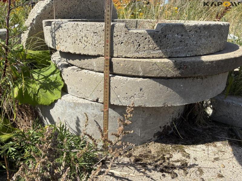 Road barrier + concrete rings 10