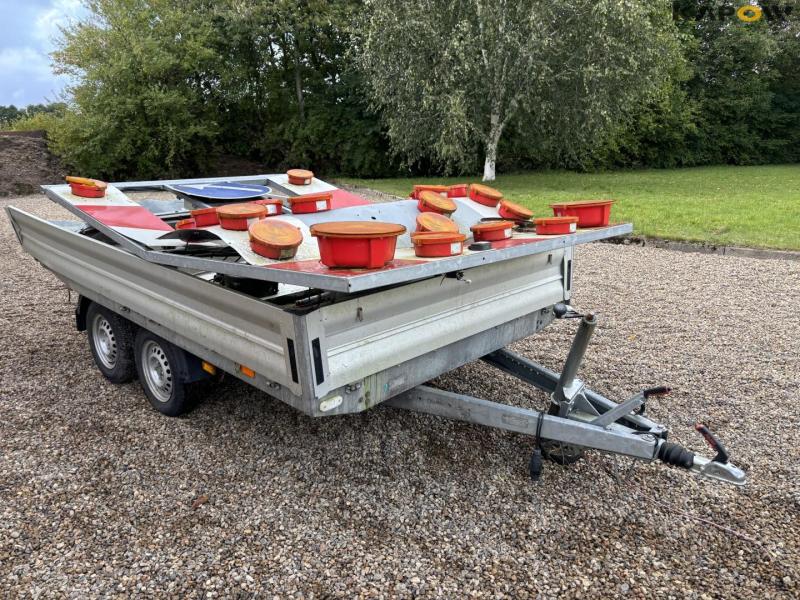 Vezeko trailer with light board 3