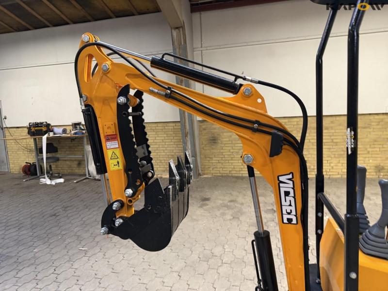 Vicsec VC 13D mini excavator 19