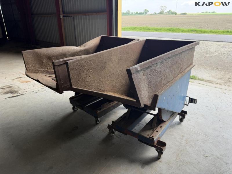 Tilting container 1