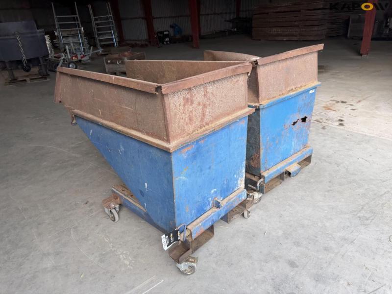 Tilting container 7