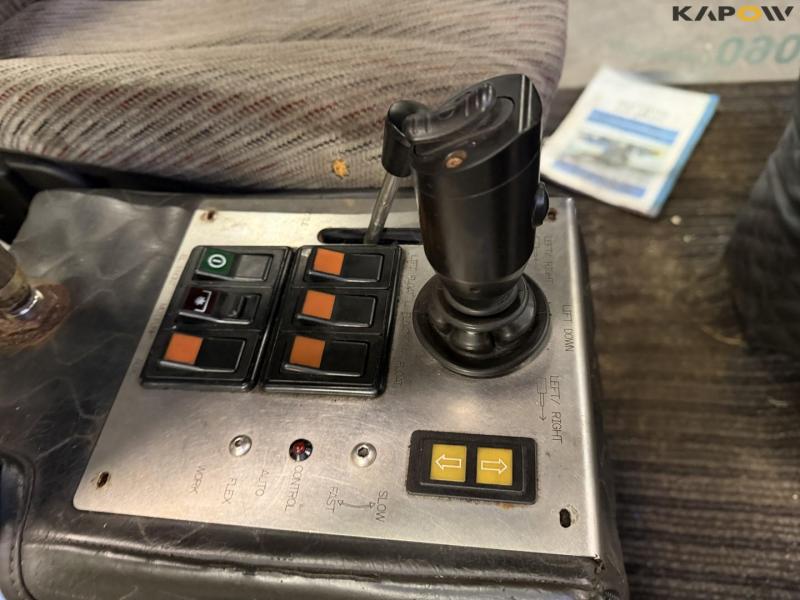 Vitra tool carrier with broom 20