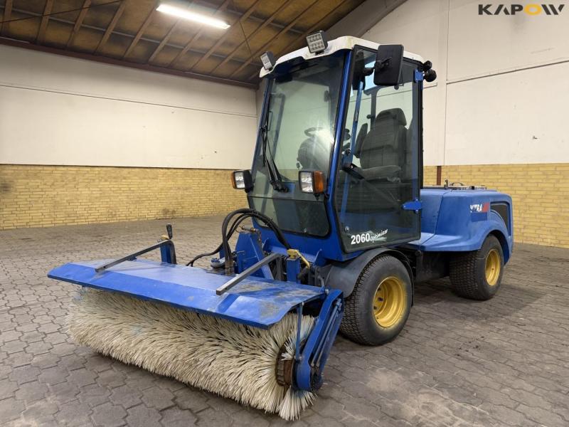 Vitra tool carrier with broom 1