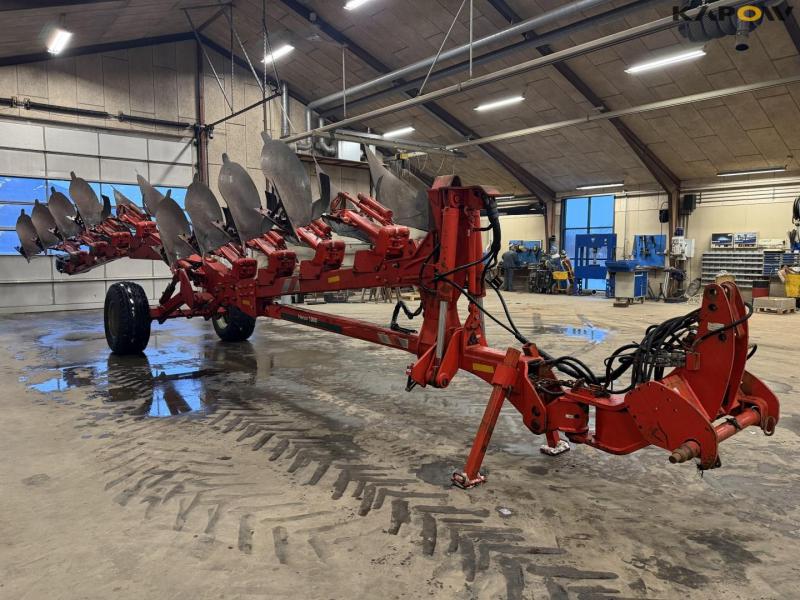 Vogel and Noot 8 furrow reversible plough 3