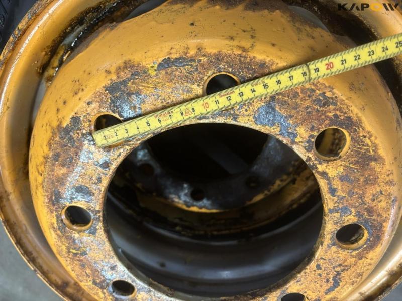 Wagon wheel 265/70-19.5 6