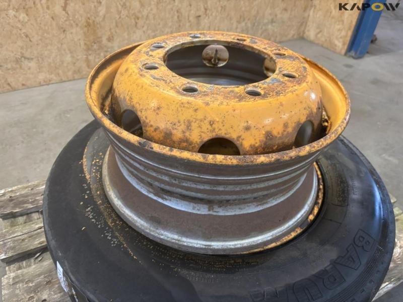 Wagon wheel 265/70-19.5 7