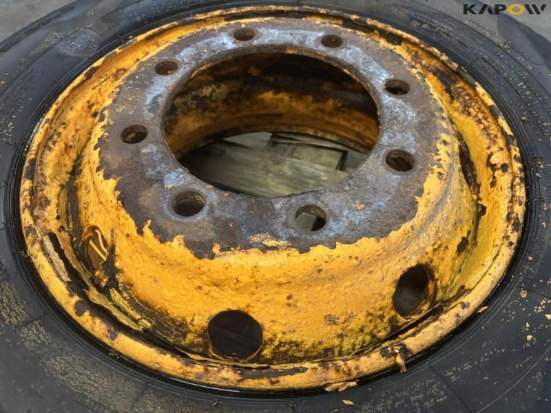 Wagon wheel 265/70-19.5 12