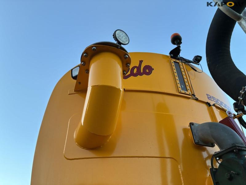 Vredo VT4556 tractor/ Vredo ZBV 2500Zc trailer 90