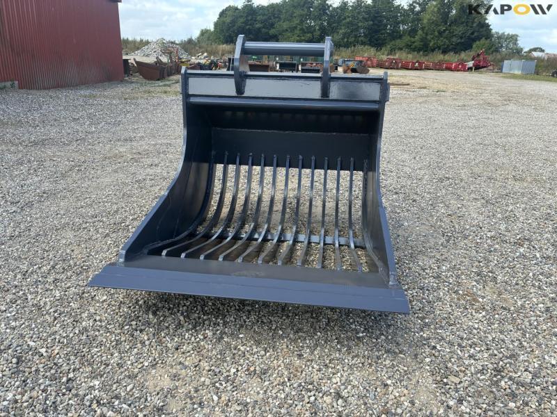 VS rake bucket with S70 hitch 2