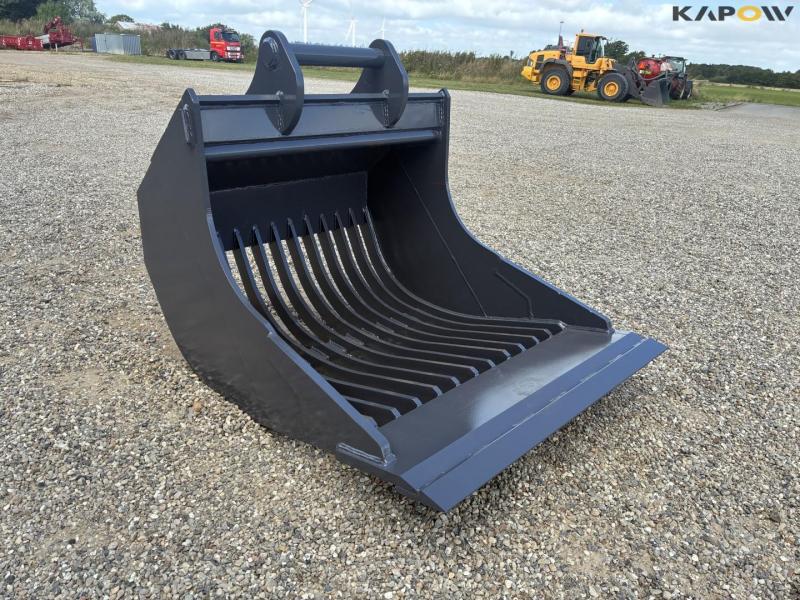 VS rake bucket with S70 hitch 3