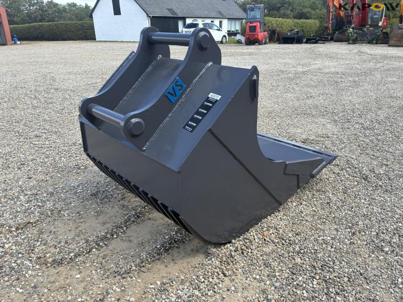 VS rake bucket with S70 hitch 5