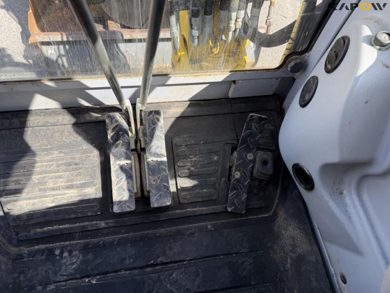 Wacker Neuson 2503 mini excavator 27