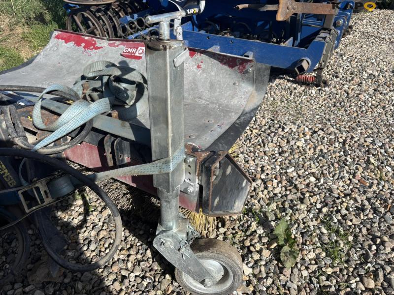 Wulff 400 tool carrier with broom 14