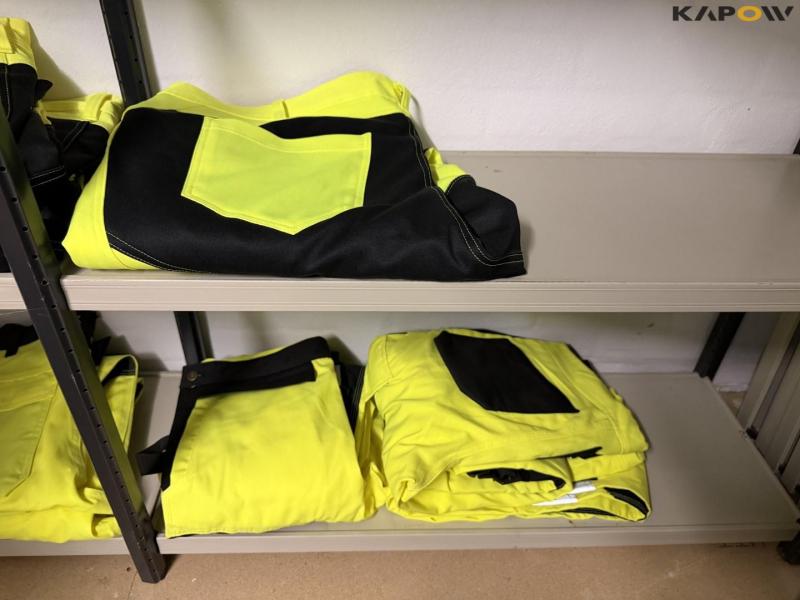 Arbejdstøj og reoler 4
