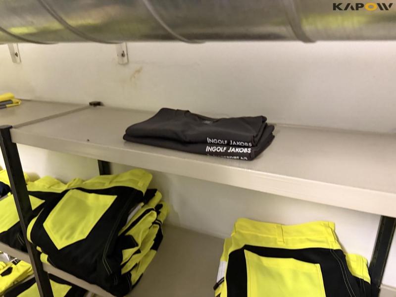 Arbejdstøj og reoler 6
