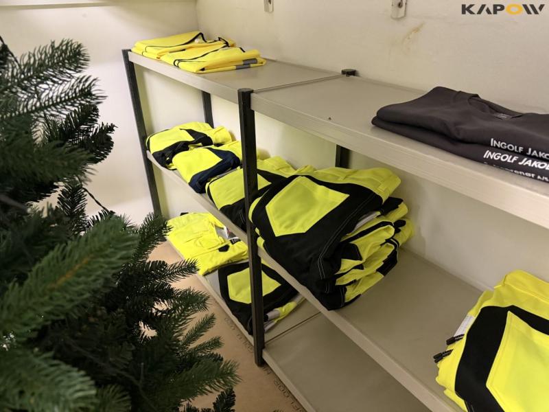 Arbejdstøj og reoler 7