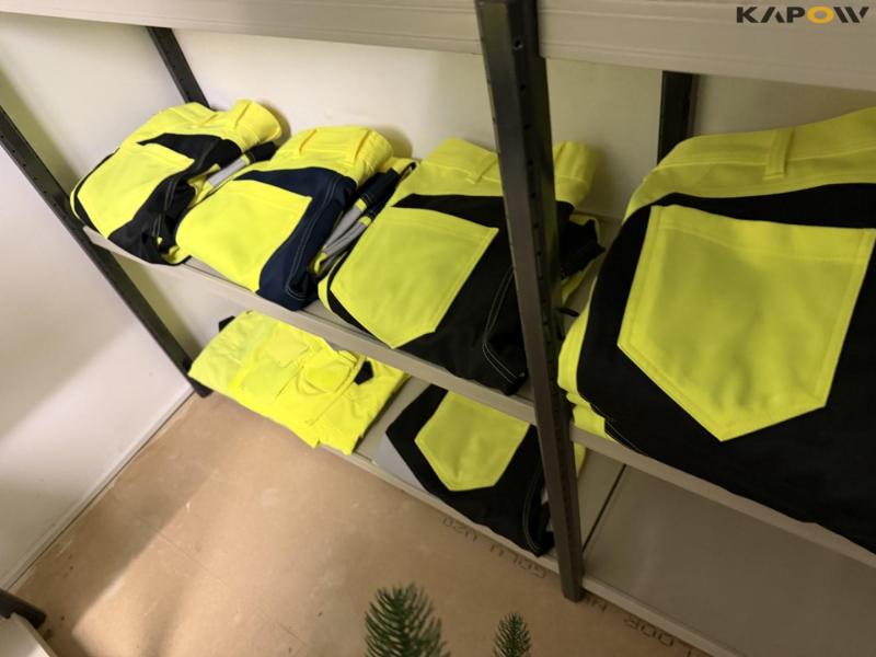 Arbejdstøj og reoler 9