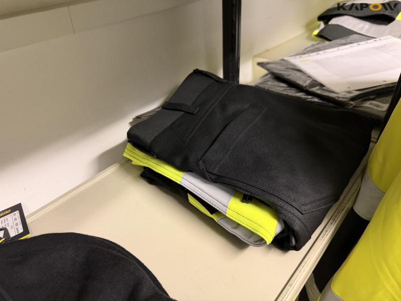Arbejdstøj og reoler 19