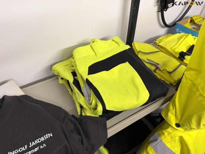 Arbejdstøj og reoler 21