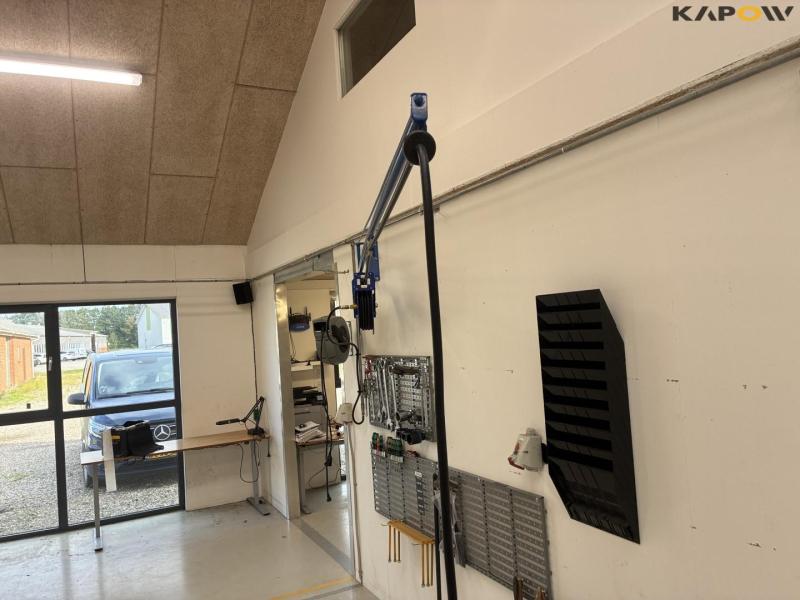 Arm med trykluftsrulle, kabelrulle, værktøjstavle 6