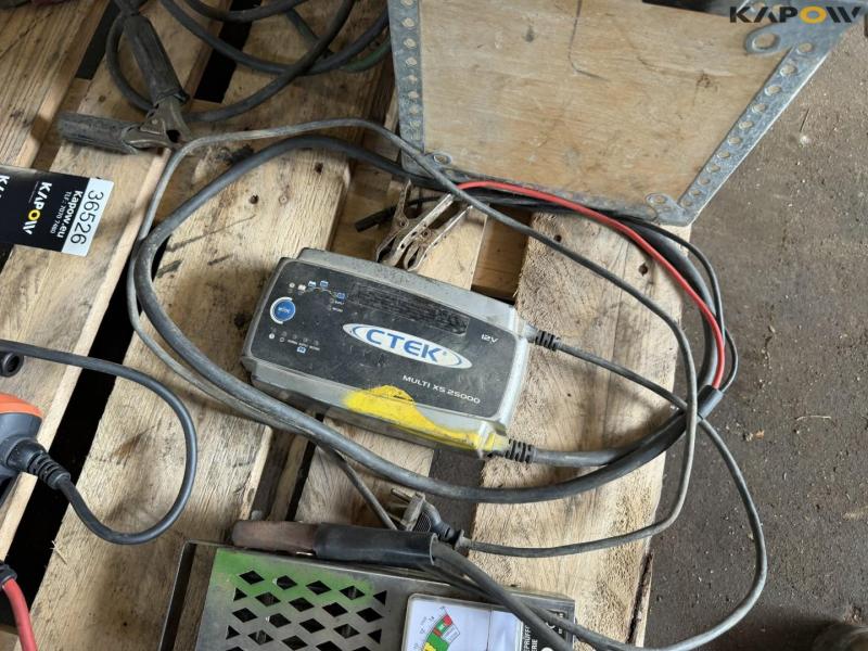 Booster, måler, lader og startkabler 11