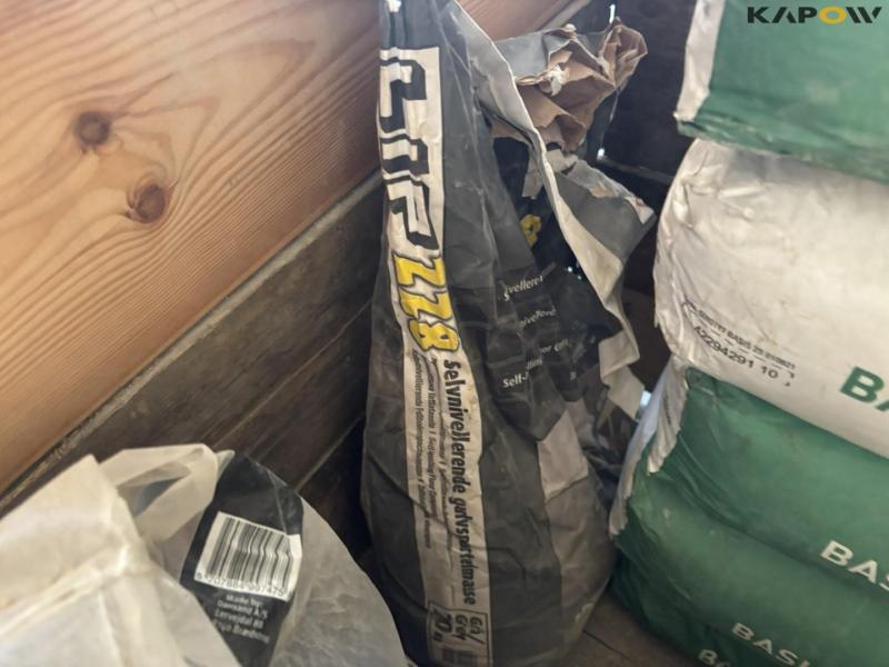 Bygge og hjælpematerialer 24