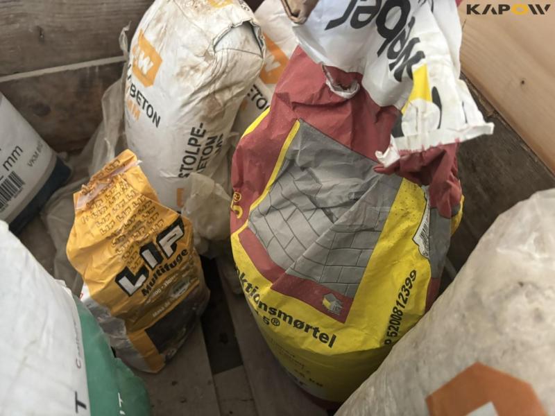 Bygge og hjælpematerialer 27