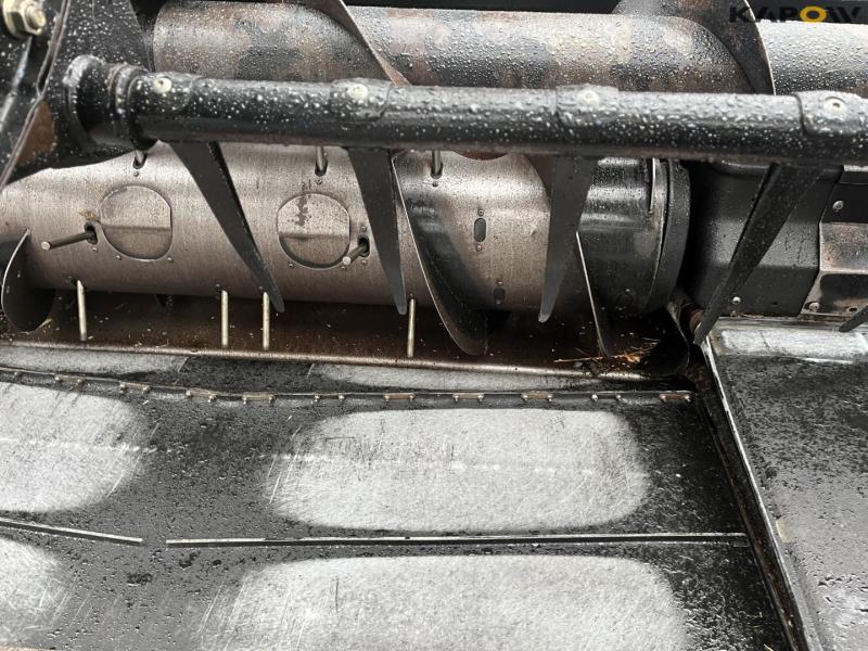 Case IH AFX8010 mejetærsker med 35 fods D60-S Macdon skærebord 15