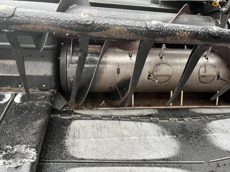 Case IH AFX8010 mejetærsker med 35 fods D60-S Macdon skærebord 16