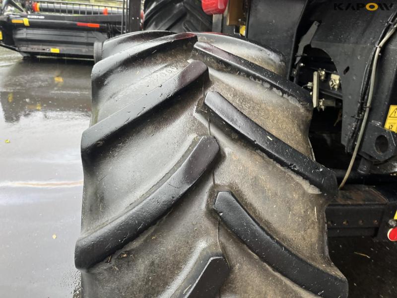 Case IH AFX8010 mejetærsker med 35 fods D60-S Macdon skærebord 32