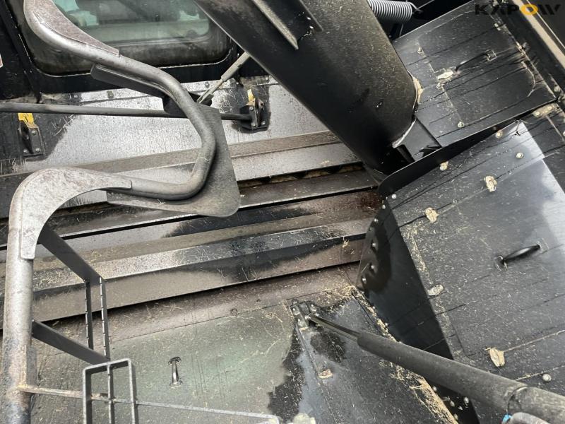 Case IH AFX8010 mejetærsker med 35 fods D60-S Macdon skærebord 51