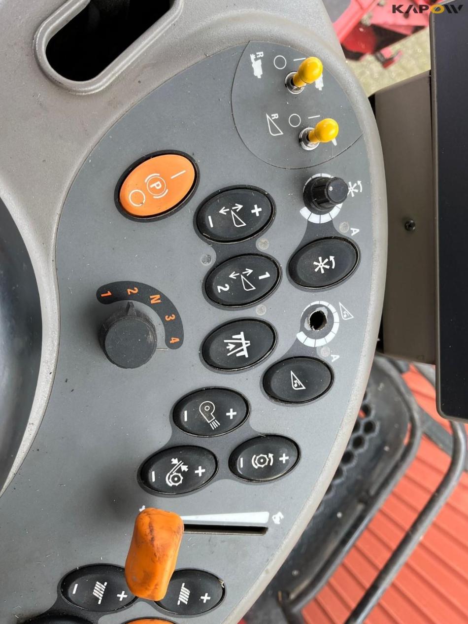 Case IH AFX8010 mejetærsker med 35 fods D60-S Macdon skærebord 71