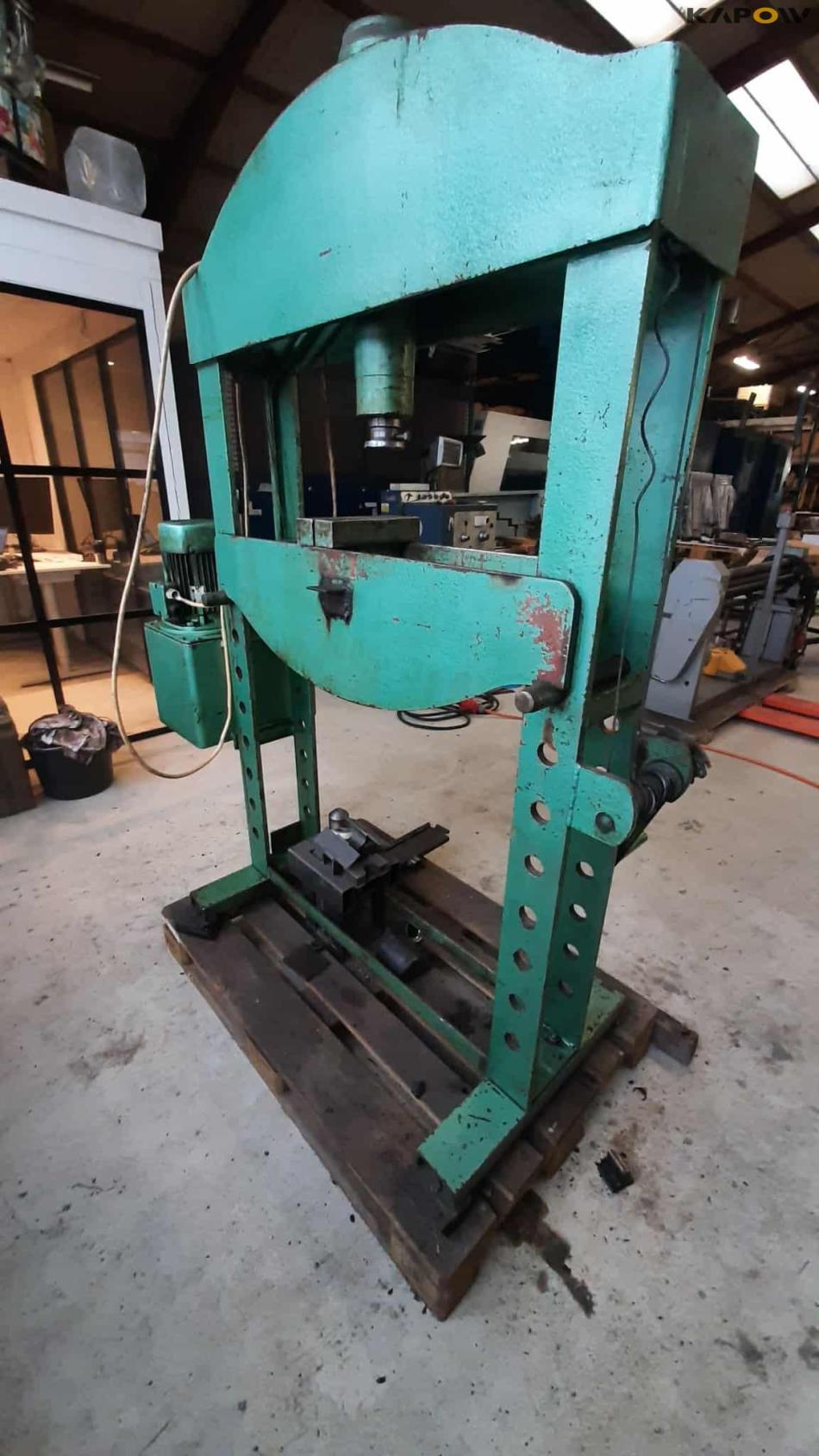 Compac MP28 40 ton presser 5