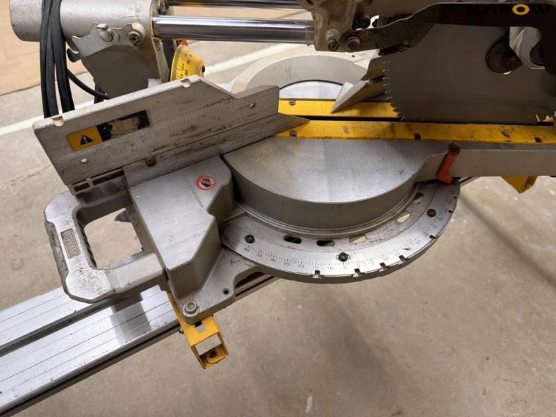 Dewalt kap/-geringssav 11