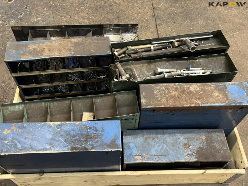 Diverse bolte, møtrikker og boltreoler. 17