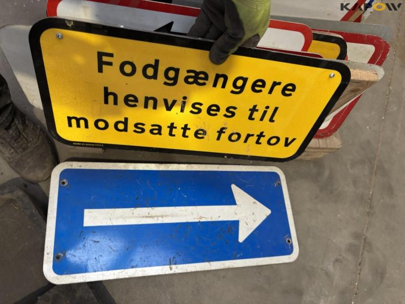 Diverse skilte 49