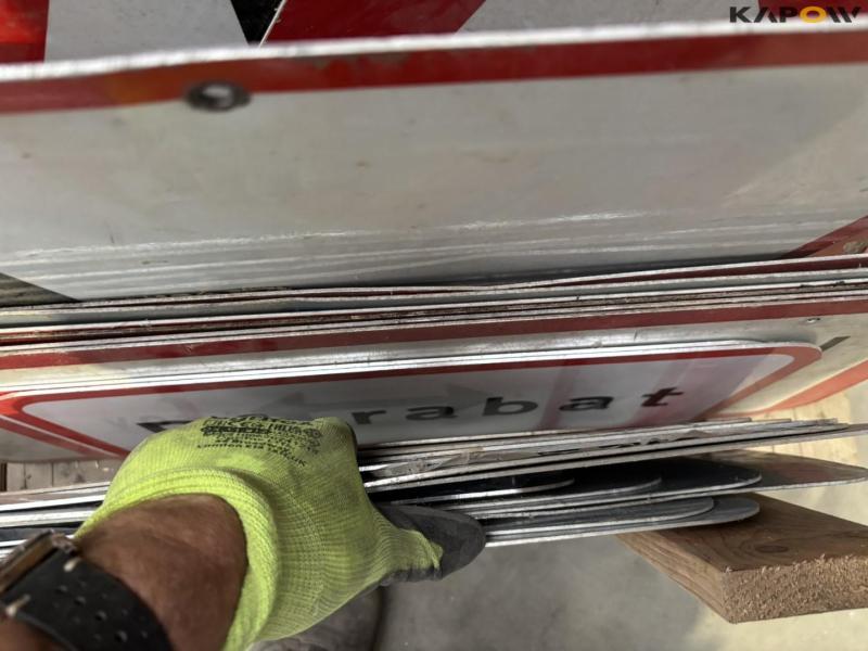 Diverse skilte 51