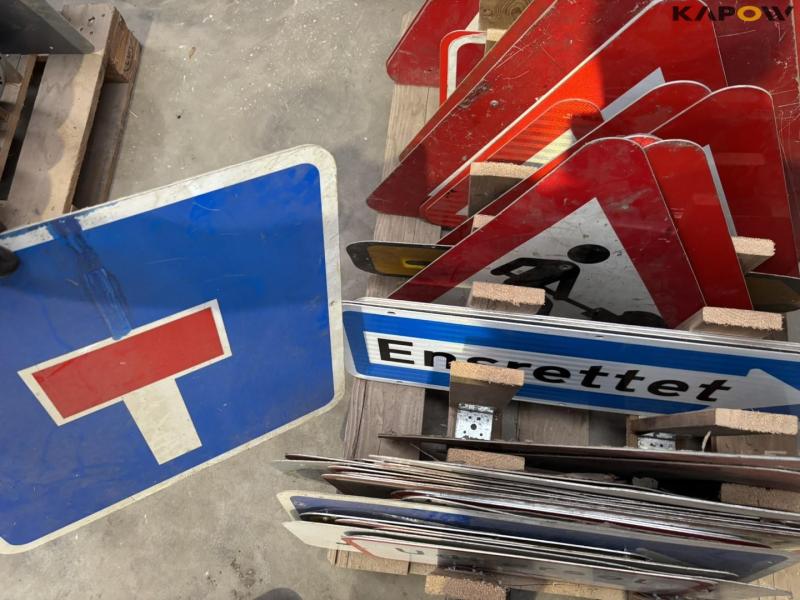 Diverse skilte 58