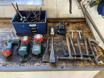 Diverse værktøj og ukrudtssprøjte