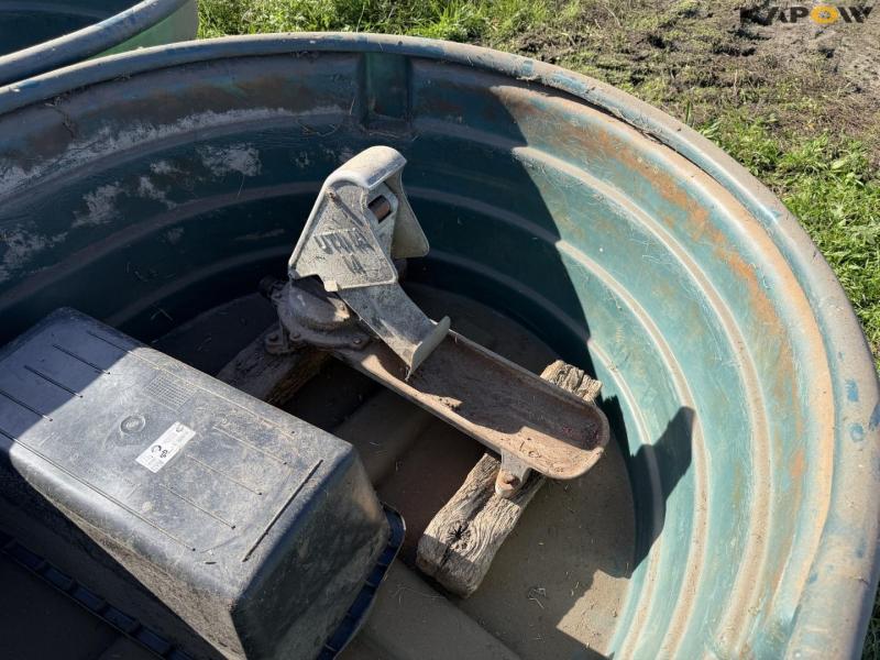 Drikketrug og havepumpe 11