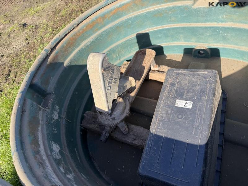 Drikketrug og havepumpe 12
