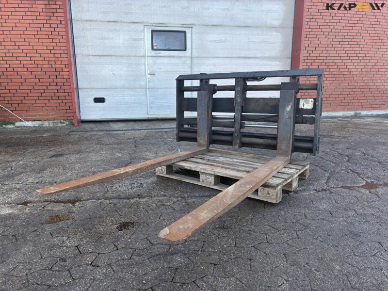 ELM HGS4015 pallegafler med Volvo hurtig hitch 1