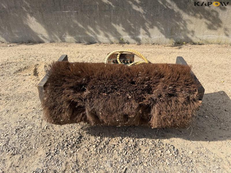 Engcon stålbørste med S60 hitch 2