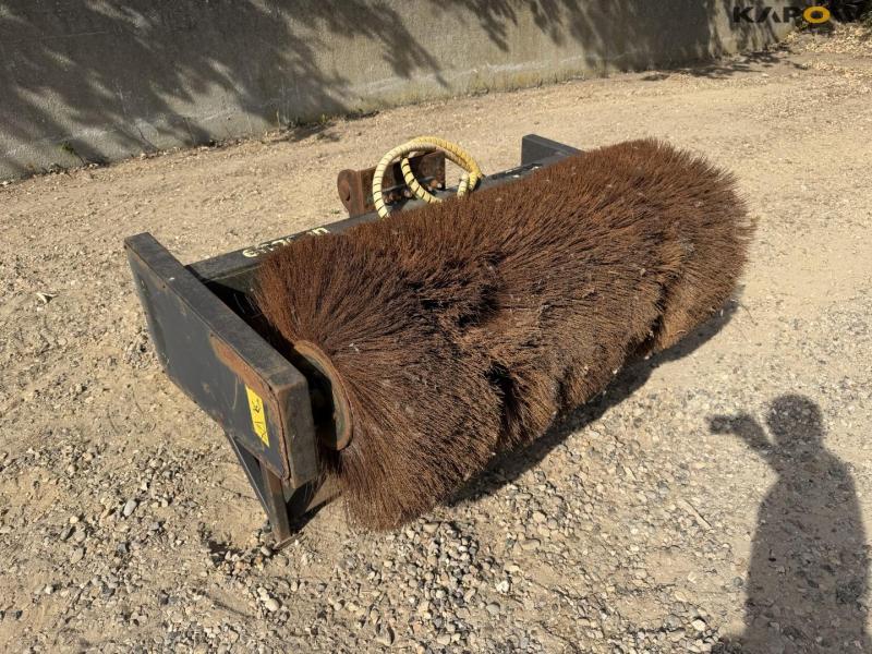 Engcon stålbørste med S60 hitch 3