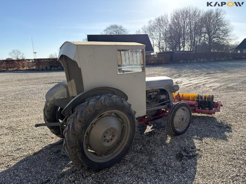 Ferguson TEA20 traktor med kost 5