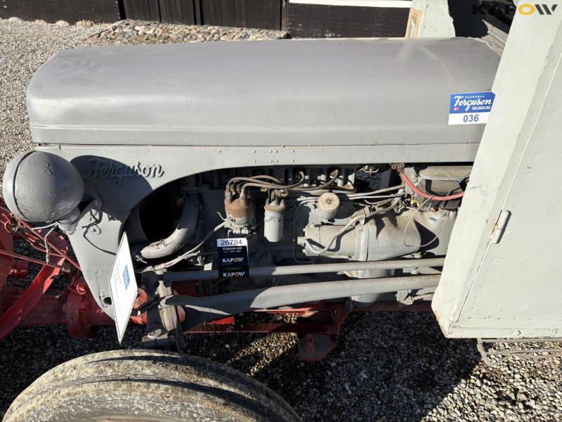 Ferguson TEA20 traktor med kost 9